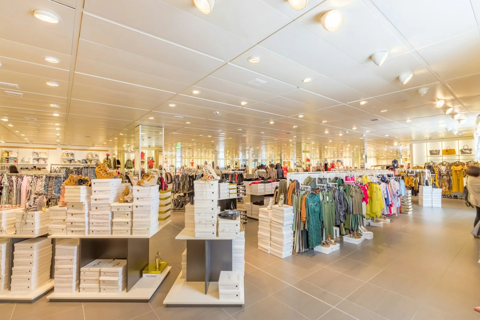 Retailer cuts store carbon footprint with unified intelligence